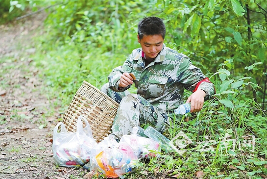 收集游客留下的垃圾。
